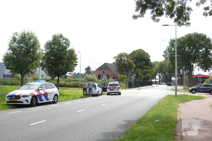 Twee auto's betrokken bij botsing op kruising