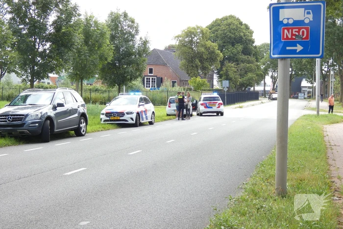 Twee auto's betrokken bij botsing op kruising