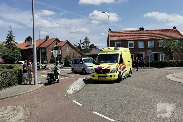 Scooterrijder gewond bij aanrijding met bestelbus