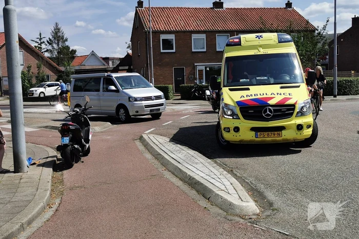 Scooterrijder gewond bij aanrijding met bestelbus