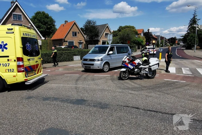 Scooterrijder gewond bij aanrijding met bestelbus