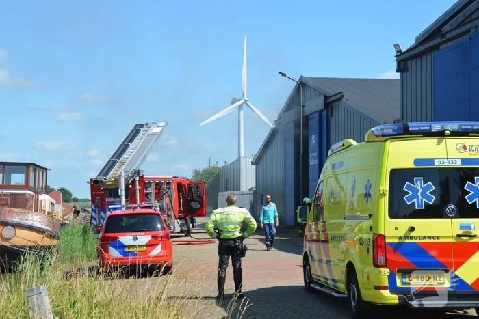Brand op boot in loods snel geblust
