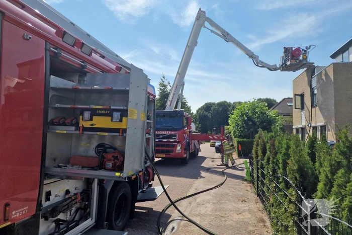 Brand op dak van woning