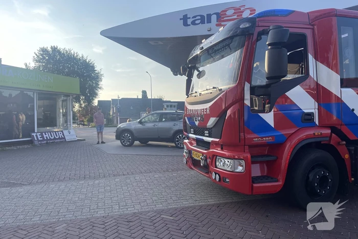 Auto lekt benzine bij tankstation