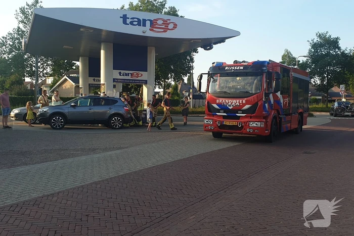 Auto lekt benzine bij tankstation