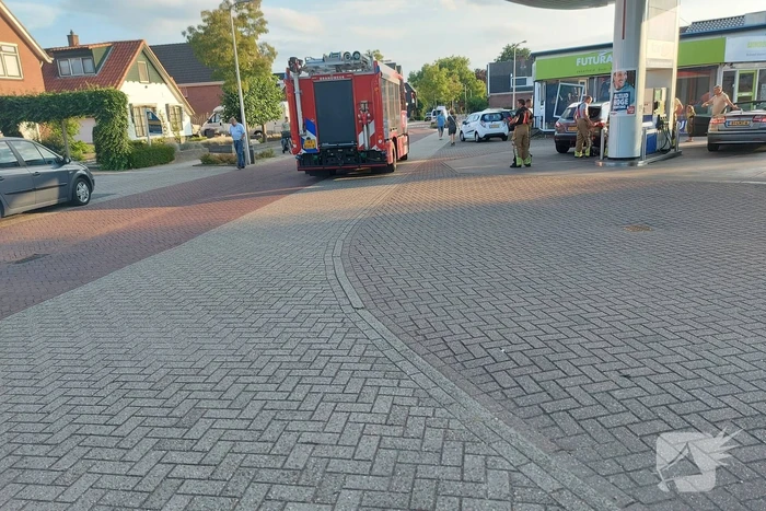 Auto lekt benzine bij tankstation