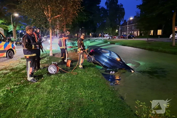 Persoon aangehouden na te water raken van auto