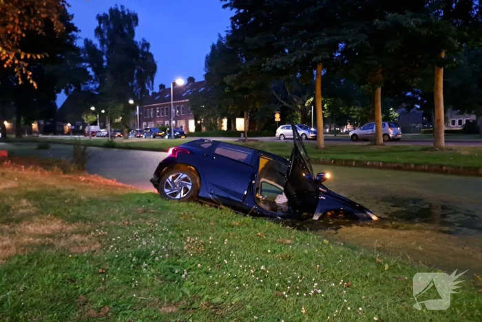 Persoon aangehouden na te water raken van auto