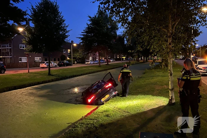 Persoon aangehouden na te water raken van auto