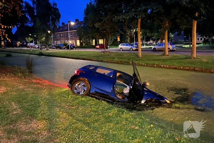Persoon aangehouden na te water raken van auto