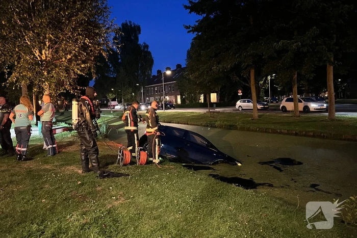 Persoon aangehouden na te water raken van auto