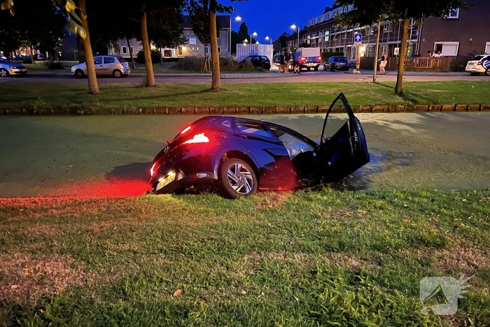 Persoon aangehouden na te water raken van auto
