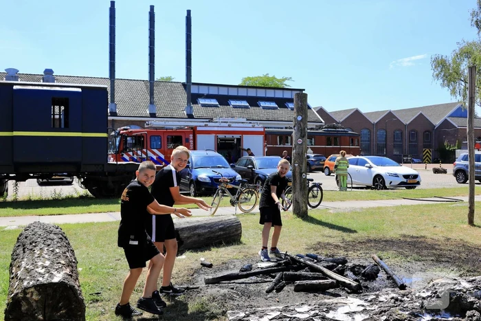 Drie jongens doven buitenbrand