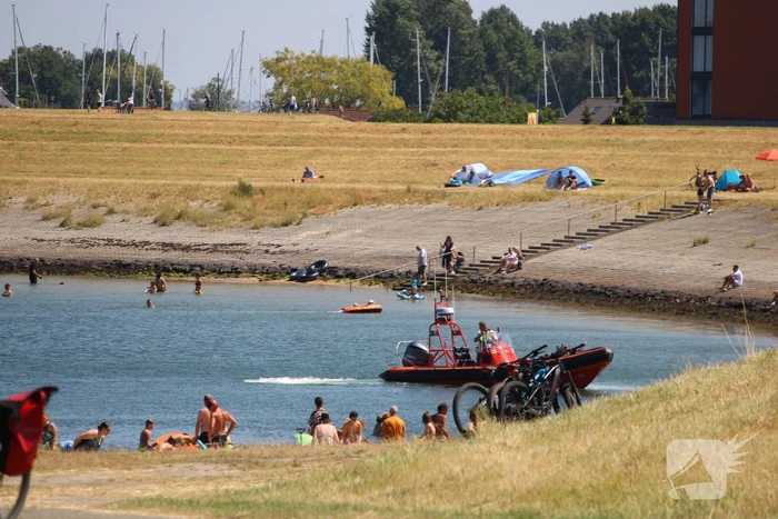 Groep jongeren uit het water gered