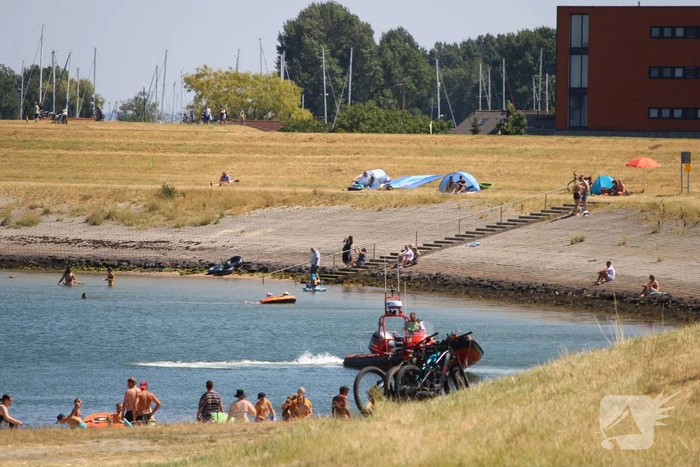 Groep jongeren uit het water gered