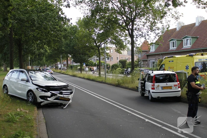 Twee gewonden bij frontale botsing
