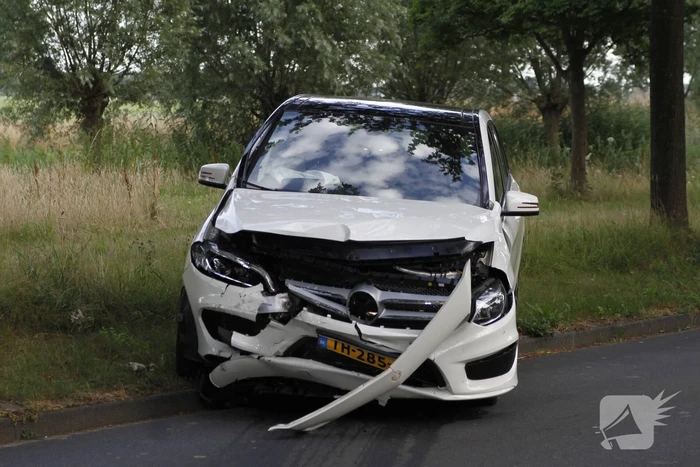 Twee gewonden bij frontale botsing