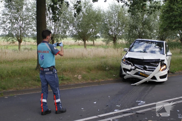 Twee gewonden bij frontale botsing