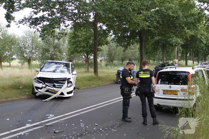 Twee gewonden bij frontale botsing