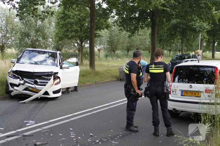 Twee gewonden bij frontale botsing
