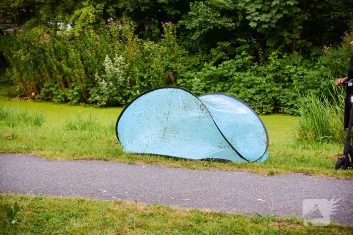 Hulpdiensten ingezet voor aangetroffen tent in sloot