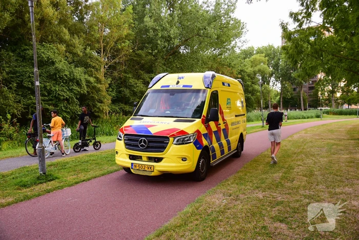 Hulpdiensten ingezet voor aangetroffen tent in sloot