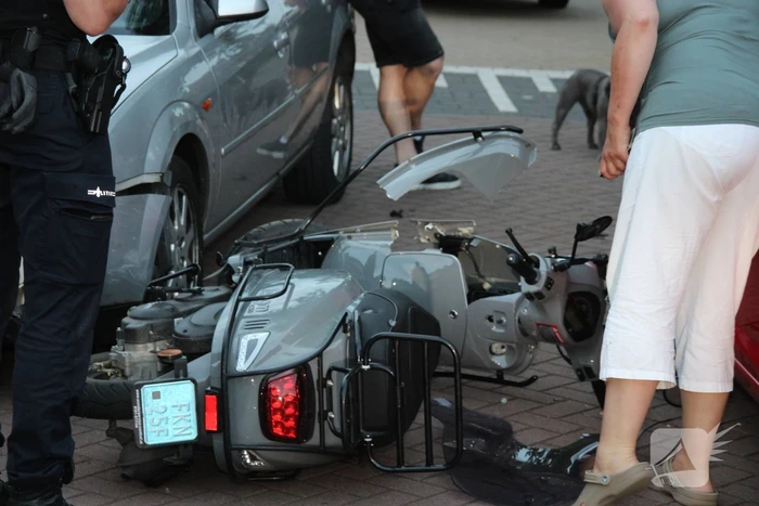 Veel schade na ongeval tussen auto en scooter
