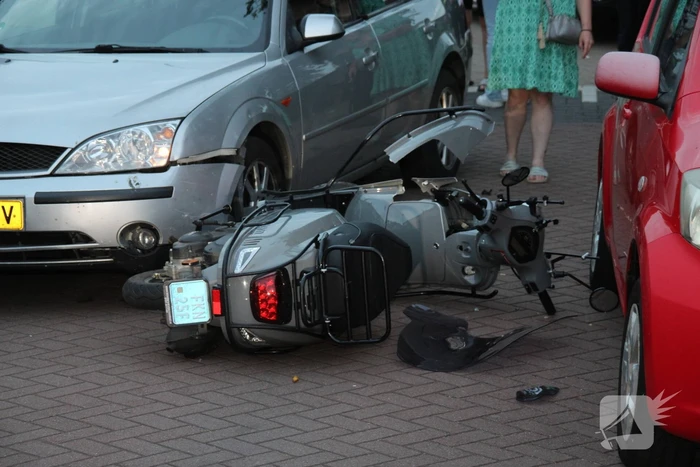 Veel schade na ongeval tussen auto en scooter