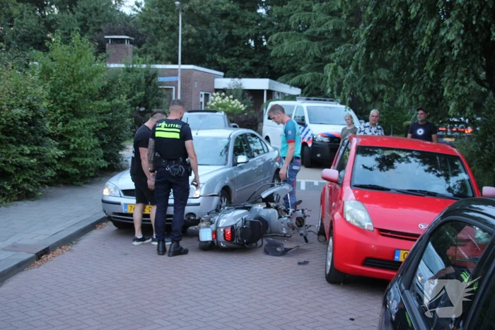 Veel schade na ongeval tussen auto en scooter
