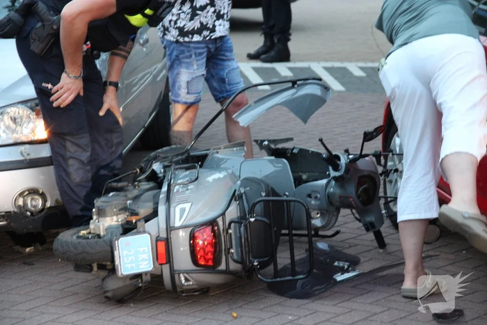 Veel schade na ongeval tussen auto en scooter