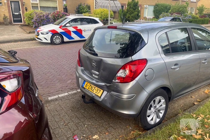 Militair voertuig botst tegen geparkeerde auto's