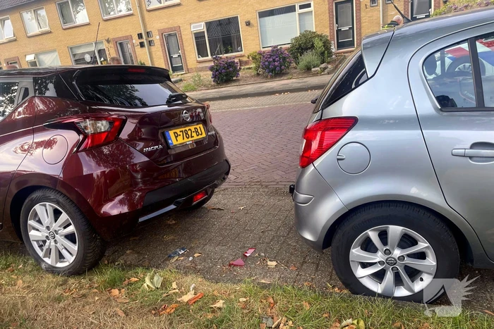 Militair voertuig botst tegen geparkeerde auto's