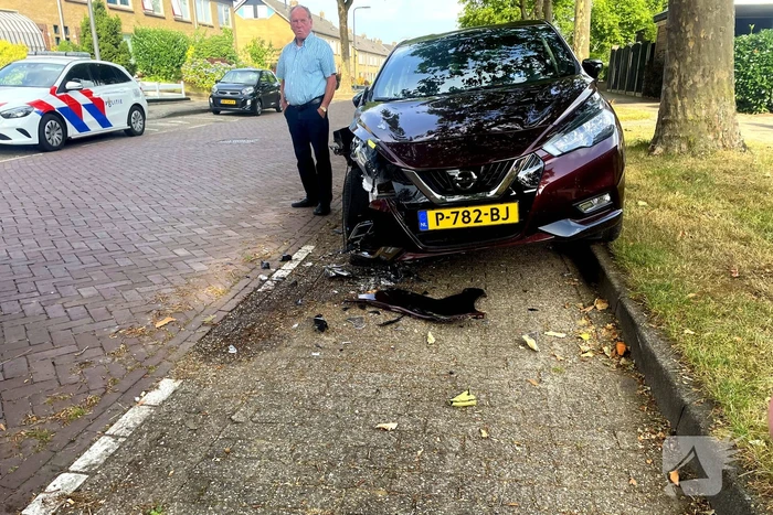 Militair voertuig botst tegen geparkeerde auto's