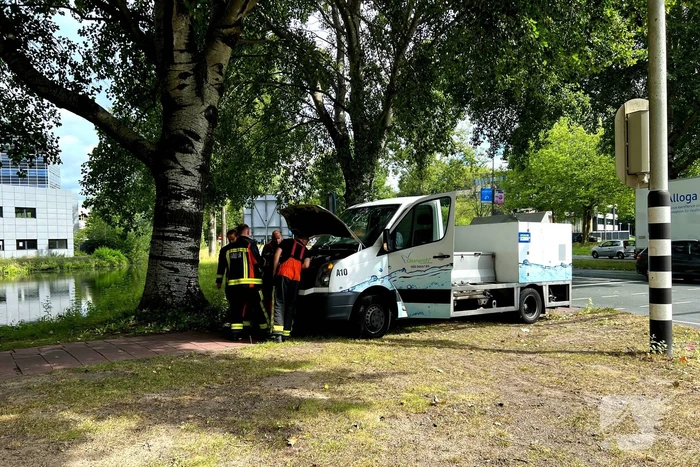 Brandweer doet onderzoek naar brand in bestelbus