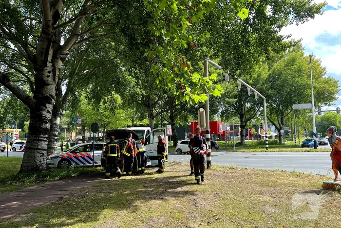 Brandweer doet onderzoek naar brand in bestelbus