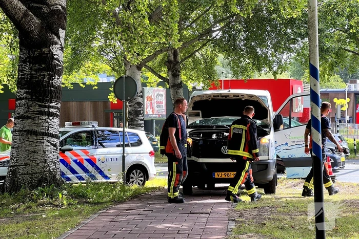 Brandweer doet onderzoek naar brand in bestelbus