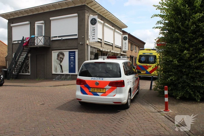Scooterrijder schrikt van plots opdoemende auto en gaat onderuit