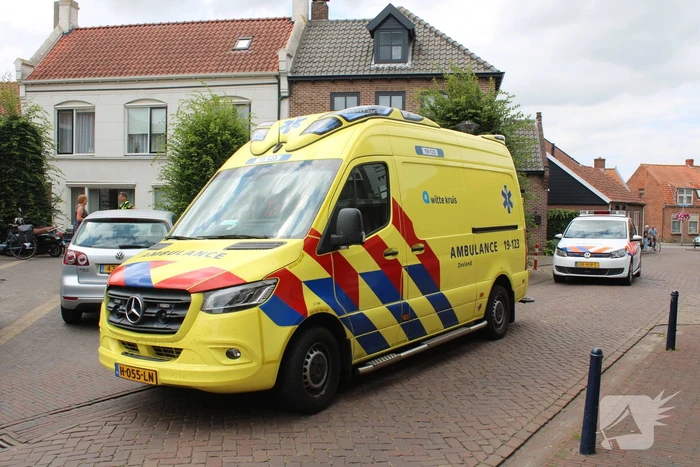 Scooterrijder schrikt van plots opdoemende auto en gaat onderuit