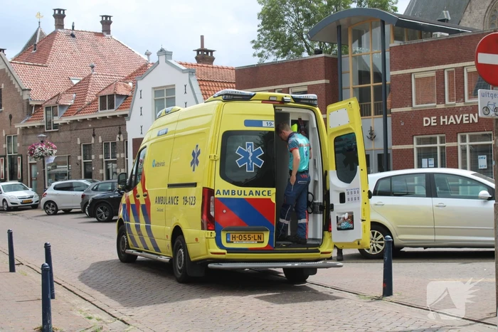 Scooterrijder schrikt van plots opdoemende auto en gaat onderuit