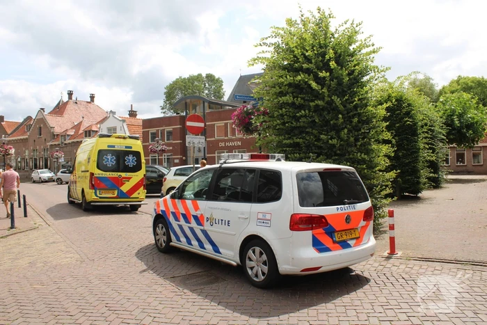 Scooterrijder schrikt van plots opdoemende auto en gaat onderuit