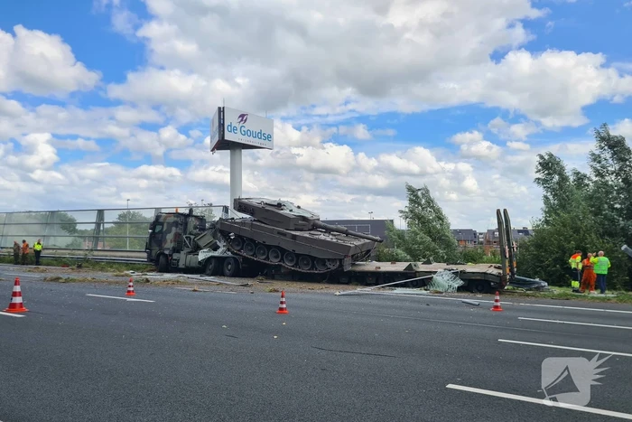 Vrachtwagen met gevechtstank boort zich in geluidswal