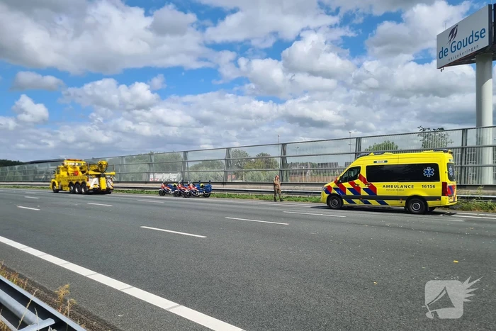 Vrachtwagen met gevechtstank boort zich in geluidswal