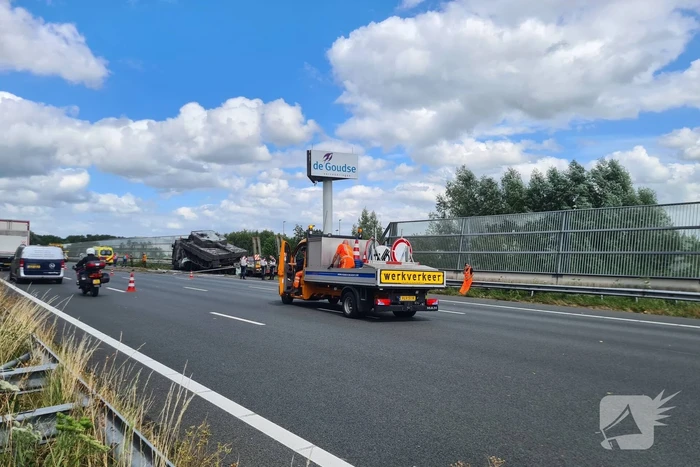 Vrachtwagen met gevechtstank boort zich in geluidswal