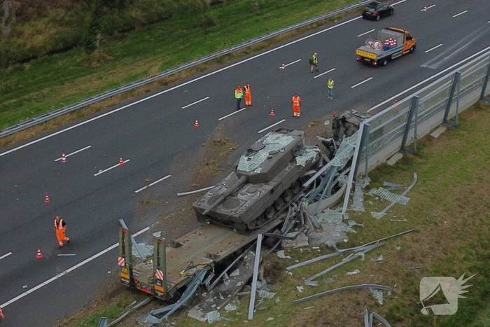 Vrachtwagen met gevechtstank boort zich in geluidswal