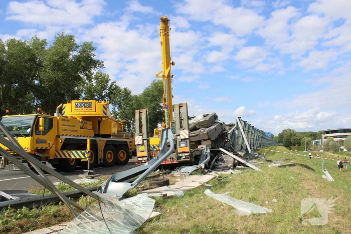 Berging gecrashte vrachtwagen en tank in volle gang
