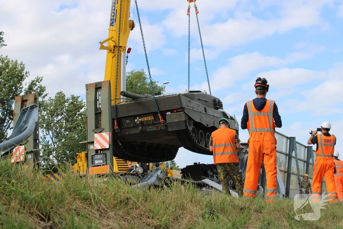 Berging gecrashte vrachtwagen en tank in volle gang