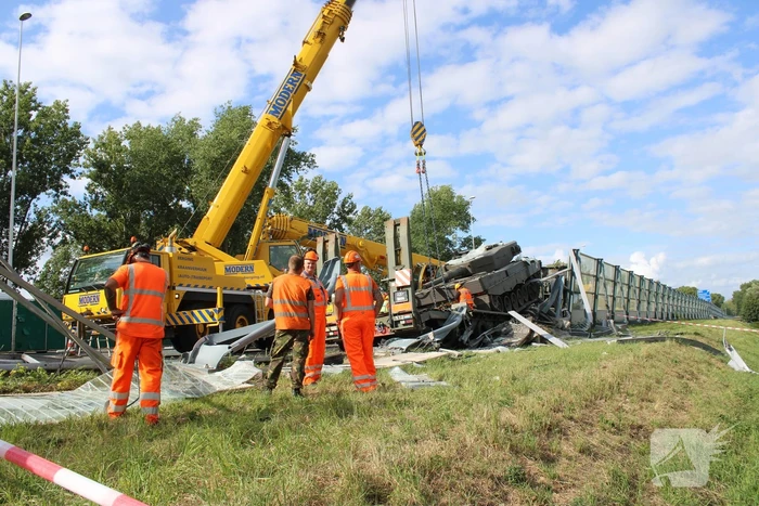 Berging gecrashte vrachtwagen en tank in volle gang