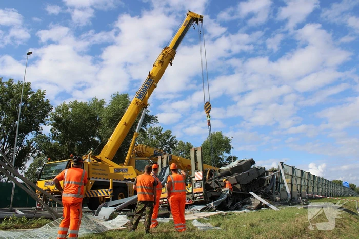 Berging gecrashte vrachtwagen en tank in volle gang