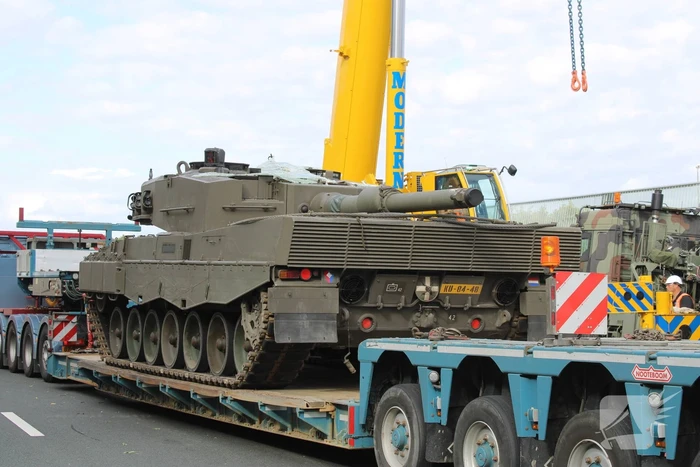 Berging gecrashte vrachtwagen en tank in volle gang