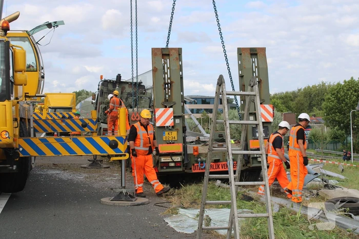 Berging gecrashte vrachtwagen en tank in volle gang